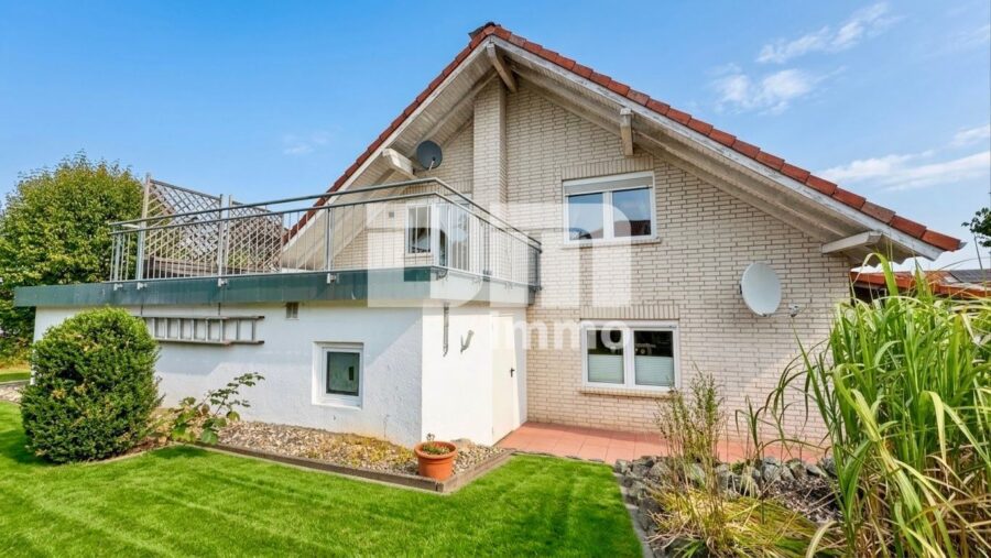 Großzügiges Ein- bis Zweifamilienhaus mit Terrasse und großem Garten - Rückansicht